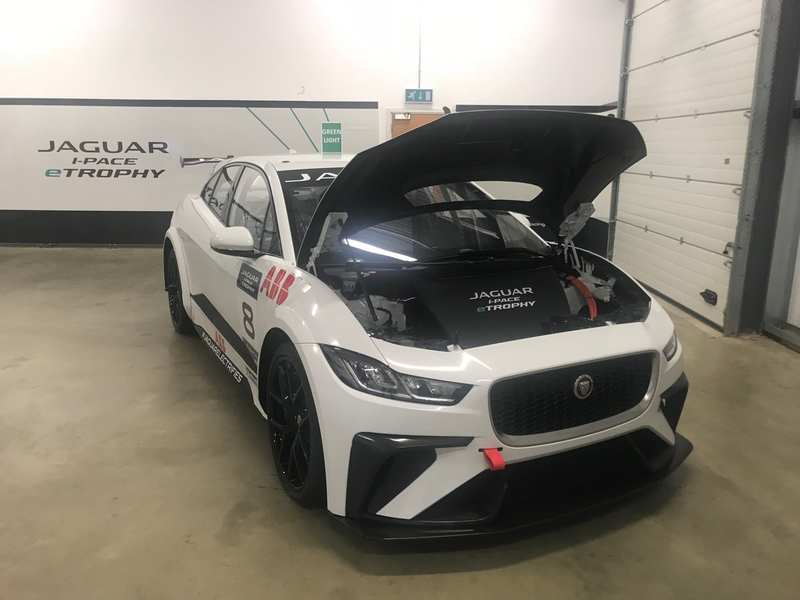 Illustration for article titled Jaguar’s I-Pace eTROPHY Race Car Does Some Amazing Things With Electricity